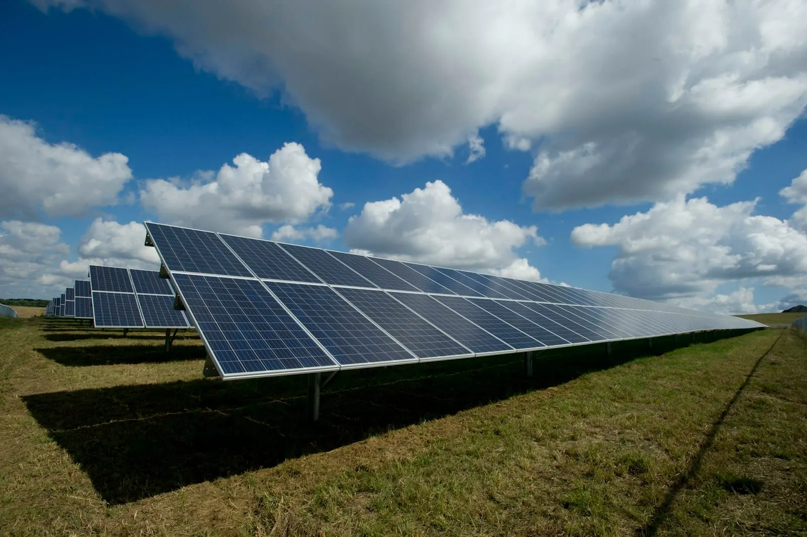 Instalação solar em área rural distante da rede elétrica